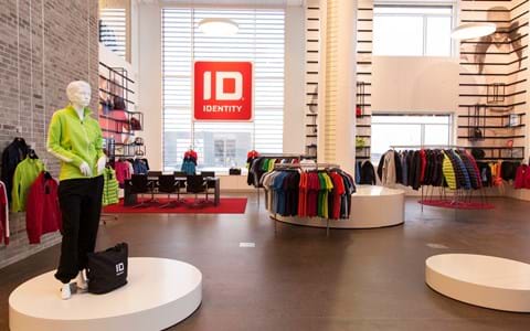 Røde filttæpper på gulvet i showroom